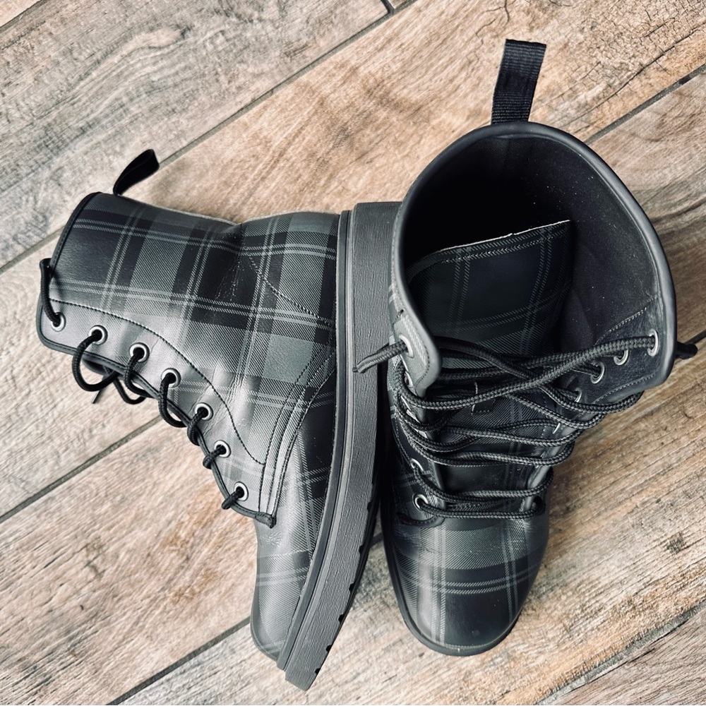 Green and black Plaid grunge boots Sz 11